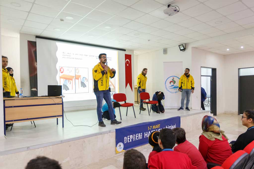 DAK-Zeytinköy Hayırseverler Ortaokulunda Deprem Biliçlendirme Seminerinde
